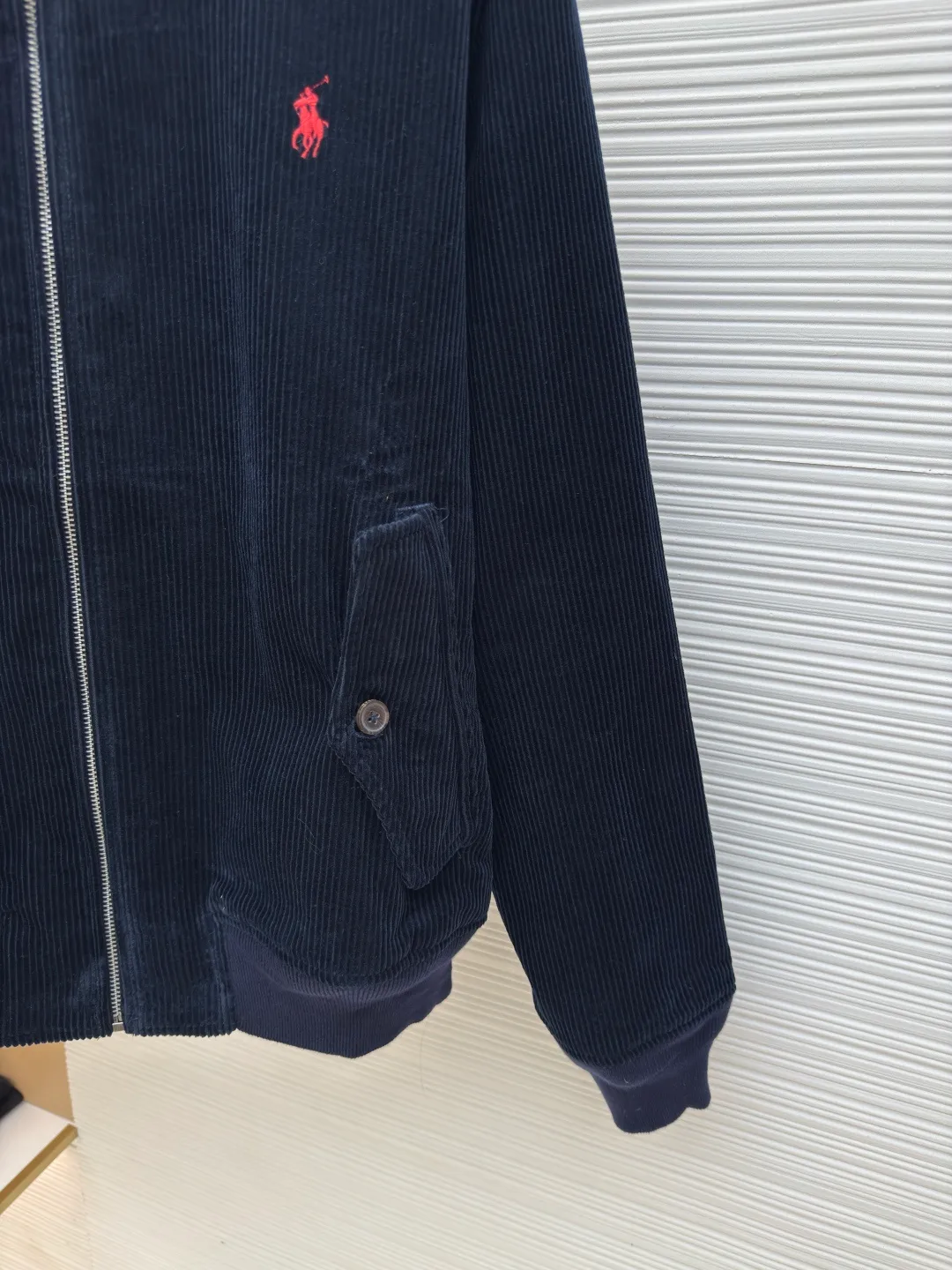 Ralph Lauren embroidered corduroy jacket ●Authentic product: Purchased and developed for 3990 ●Item number: 1680050-B55 ●Fabric: corduroy fabric ●Technology: Positioning cutting machine ●Version: Fitted version ●Weight: about 905 grams ●Size: S-M-L-XL ●Description: Customized wide-ribbed corduroy fabric with clear texture, excellent texture, comfortable and skin-friendly, elegantly presented with a touch of deep navy blue Low-key and luxurious. The exquisite red pony logo is embellished, igniting the overall vitality and passion. The stand-up collar design is simple and elegant. When the light falls, it shows subtle changes in luster and is intertwined with the undulations of the wide ribs. The jacket injects a vivid soul and has extremely high matching flexibility. Adopt imported machine embroidery technology, use advanced computer control system and precision mechanical components to achieve the iconic pony embroidery operation with high precision, smooth and delicate lines, and template machine to open the bag. The preset template guides the position, shape and size of the bag opening. The accuracy ensures the quality of the bag opening effect. The overall wiring is straight and delicate, the fabric is comfortable and soft, and the color is consistent without color difference. It can be matched with the same style to create a fashionable look and control various occasions. Customized accessories, complete with three standards, same style for men and women!